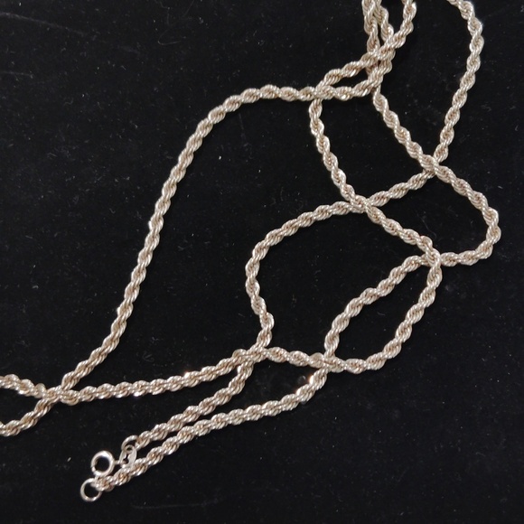 Elegant Sterling Silver Heart Pendant and Chain. - Picture 5 of 6